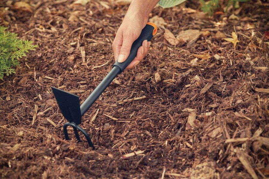 Fiskars Ergo Cultivator Hoe, Rust-Resistant, 1027030 - Image 3