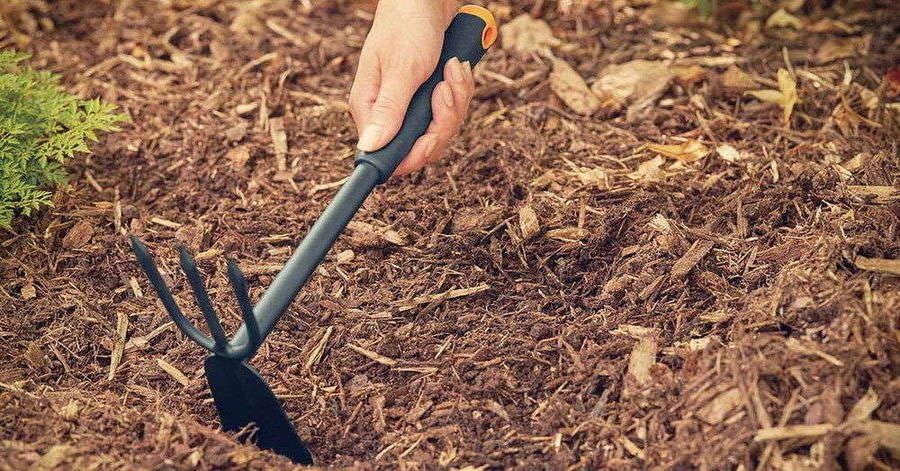 Fiskars Ergo Cultivator Hoe, Rust-Resistant, 1027030 - Image 2