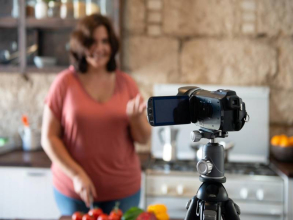 How to Choose a Vlogging Camera?